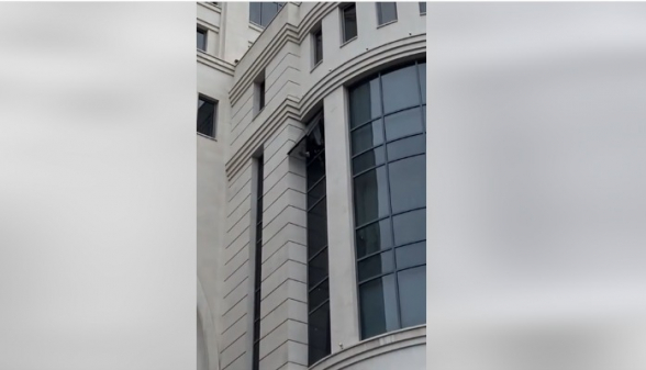 Оппозиционные депутаты поприветствовали достойных граждан из окон здания МИД